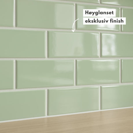 Närbild av Subway Sagegröna flisor med högglansad och exklusiv finish.