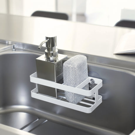 Hvit holder med tre rom for svamp, børste og oppvasksåpe