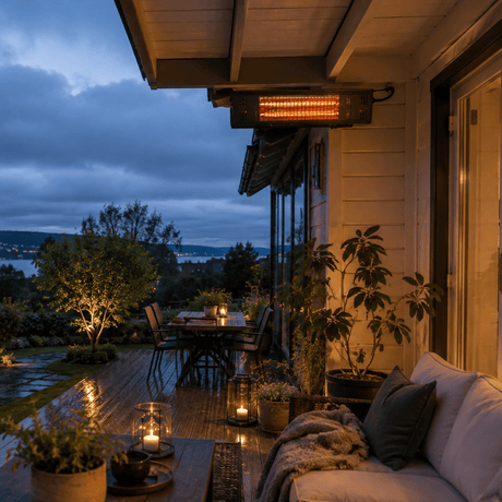 Veggmontert terrassevarmer lyser over en lun norsk veranda med vått tregulv og grønn hage i skumringen.