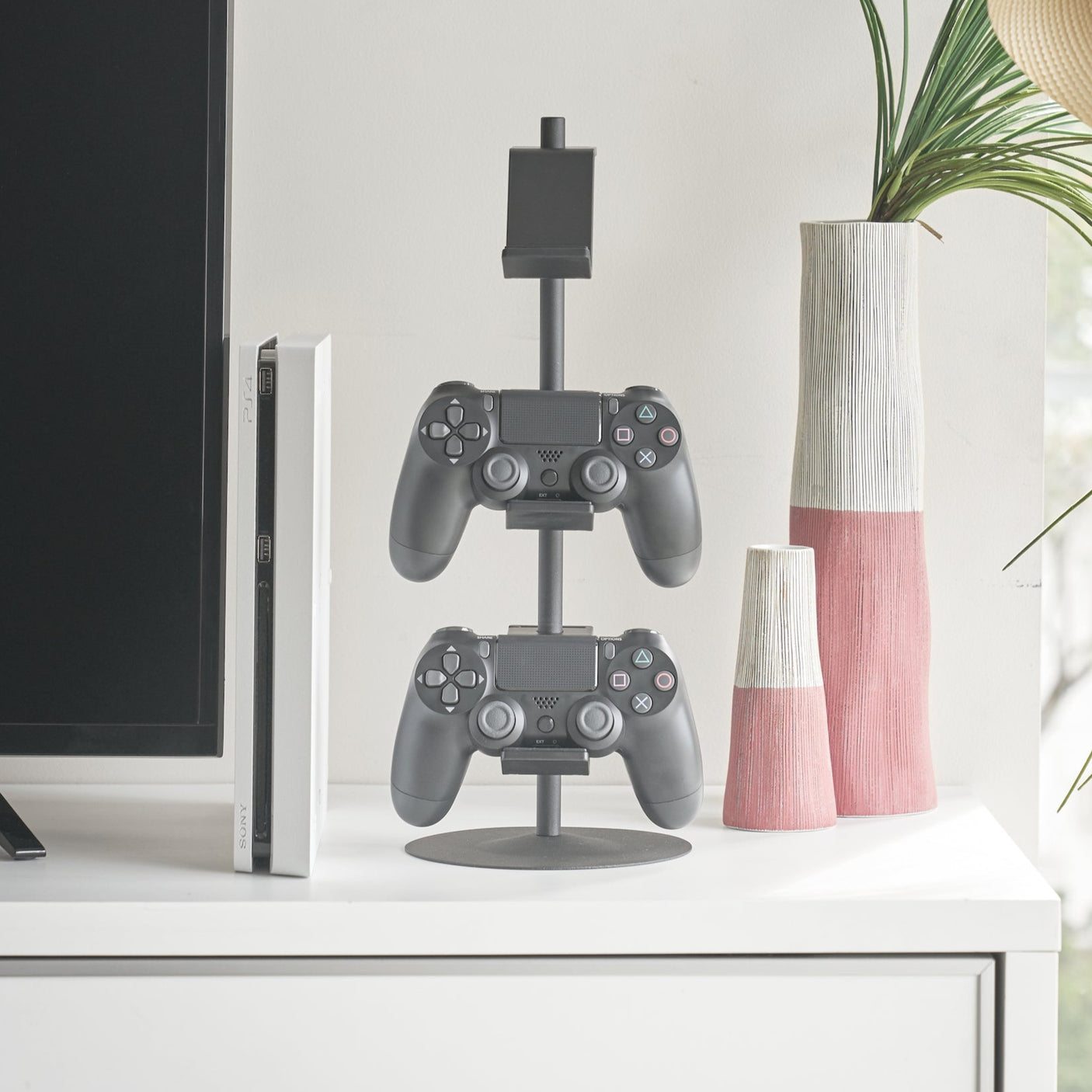 Plassbesparende stativ til gamingområdet.