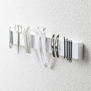 Illustrasjon av hvit magnetisk knivholder med mål.