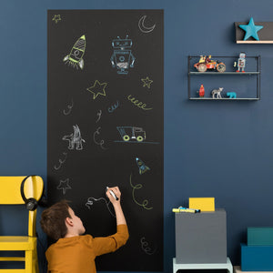 Selvklebende tavlefolie på kjøkkenvegg – praktisk skriveflate for handlelister og ukeplaner