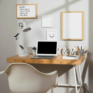 Whiteboardfolie brukt som skriveflate på hjemmekontor