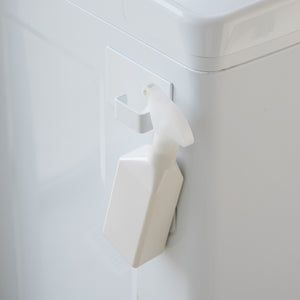 Magnetisk hvit krok på vaskemaskin for oppbevaring av tøy.