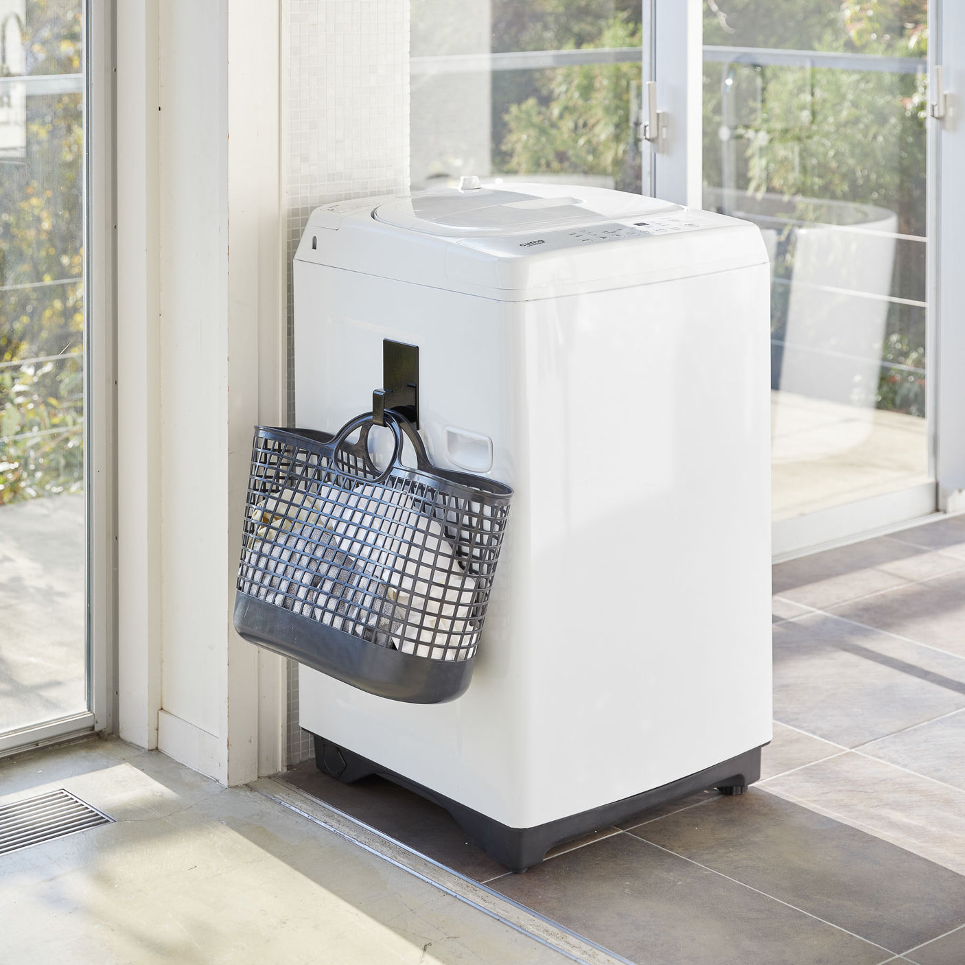 Sort magnetkrok brukt til oppbevaring på vaskerom.