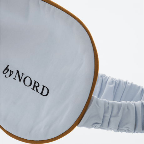 Blød og åndelig sovemaske i elegant design.