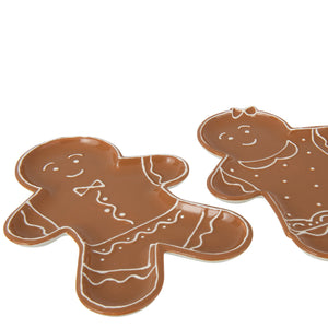 Koselig serveringsfat i keramikk til jul på trebord.