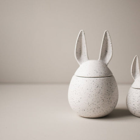 DBKD Eating rabbit dot 20 cm påskepynt