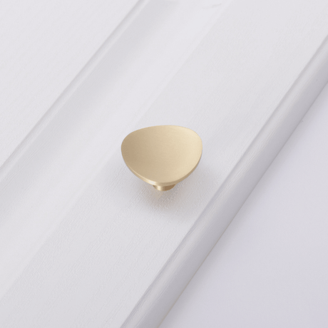 Cannes knott i børstet messing, 36 mm, vist på hvit bakgrunn – elegant og moderne møbelknott til skuffer og skap.

