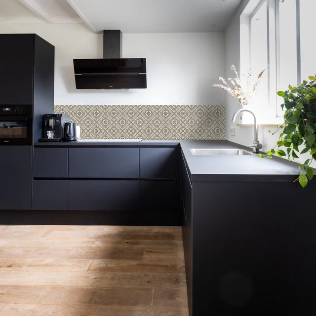 Heritage selvklebende backsplash tilførerer en følelse av retro stil og eleganse til kjøkkenet. 