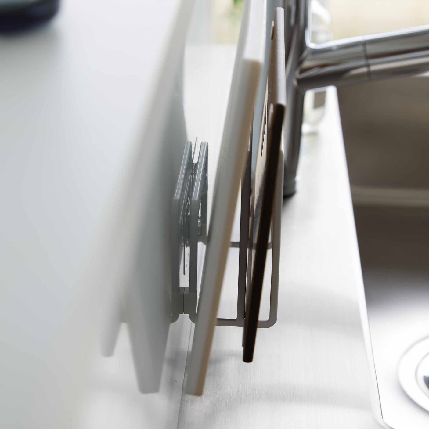 Selvklebende oppbevaring til skjærebrett som frigjør plass på kjøkkenet