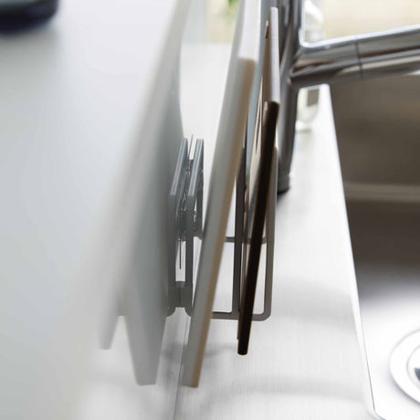 Selvklebende oppbevaring til skjærebrett som frigjør plass på kjøkkenet