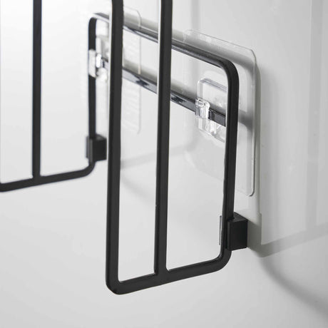 Vegghengt sort skjærebrettholder med plass til tynne og tykke skjærebrett