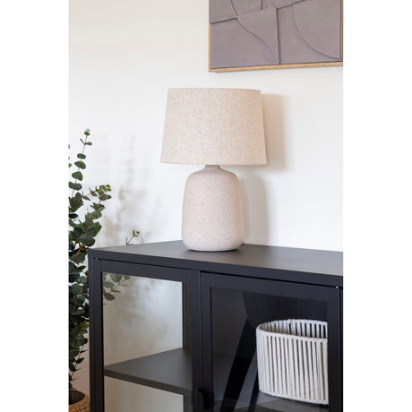 Detaljbilde av Croft bordlampe med keramisk base i sandstruktur – nærbilde