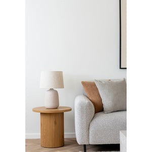 Croft bordlampe på sidebord ved sofa – lys og naturlig interiørstil