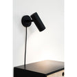 Paris vegglampe montert over nattbord i moderne soverom