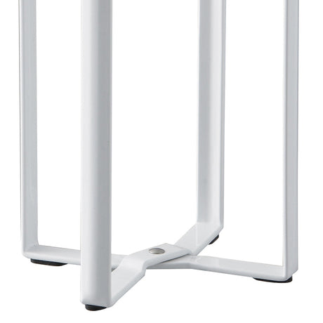 Hvit metallstativ for praktisk organisering på kjøkkenet.