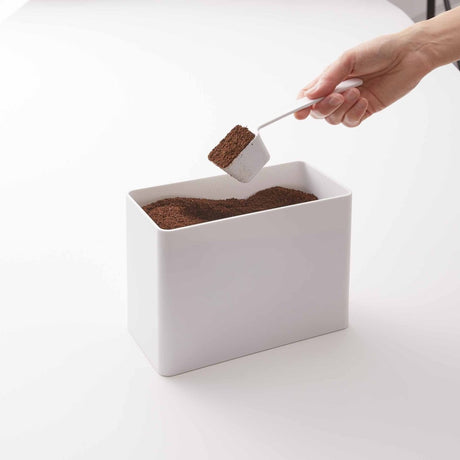 Lufttett kaffeboks 1,6L med måleskje hvit 18,4 x 15,4 cm - Lindas Dekor