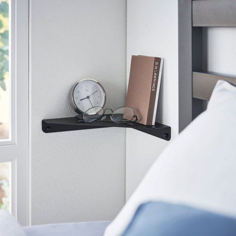 Praktisk vegghylle for små gjenstander og dekor.