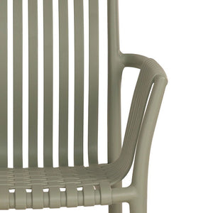 Stabelbar utestol i grønn med åpen rygg og integrerte armlener