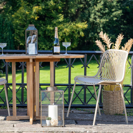 Branson stol med UV bestandig polypropylen i nøytral sandtone