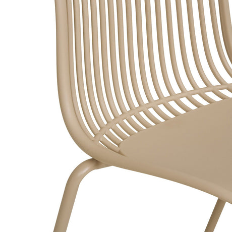 Stabelbar spisestol til terrasse i sand med åpen rygg