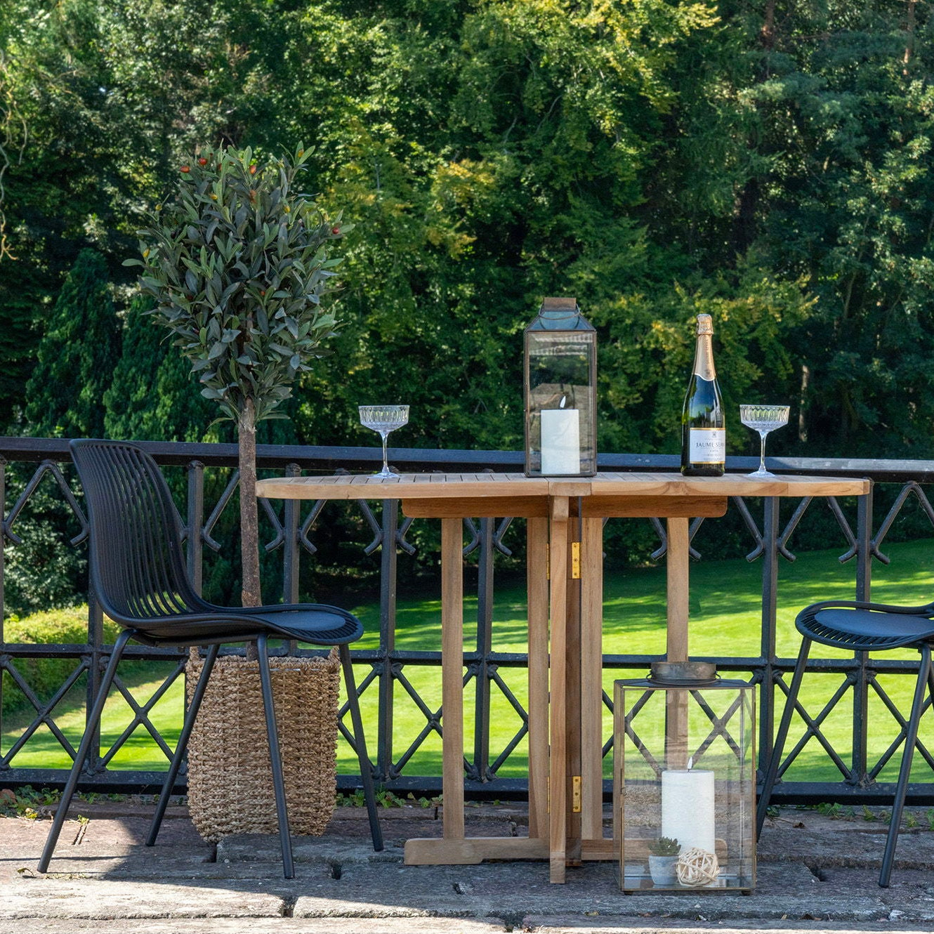 Sort spisestol med luftig ryggdesign til uteplass