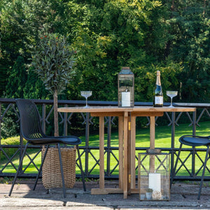 Sort spisestol med luftig ryggdesign til uteplass