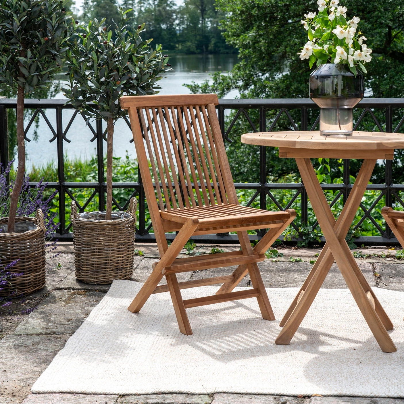 Toledo spisestol i teak natur vist oppslått på hvit bakgrunn