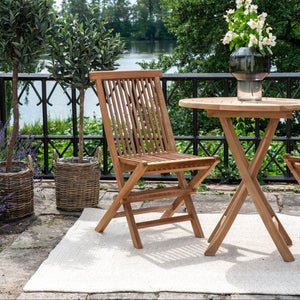 Toledo spisestol i teak natur vist oppslått på hvit bakgrunn