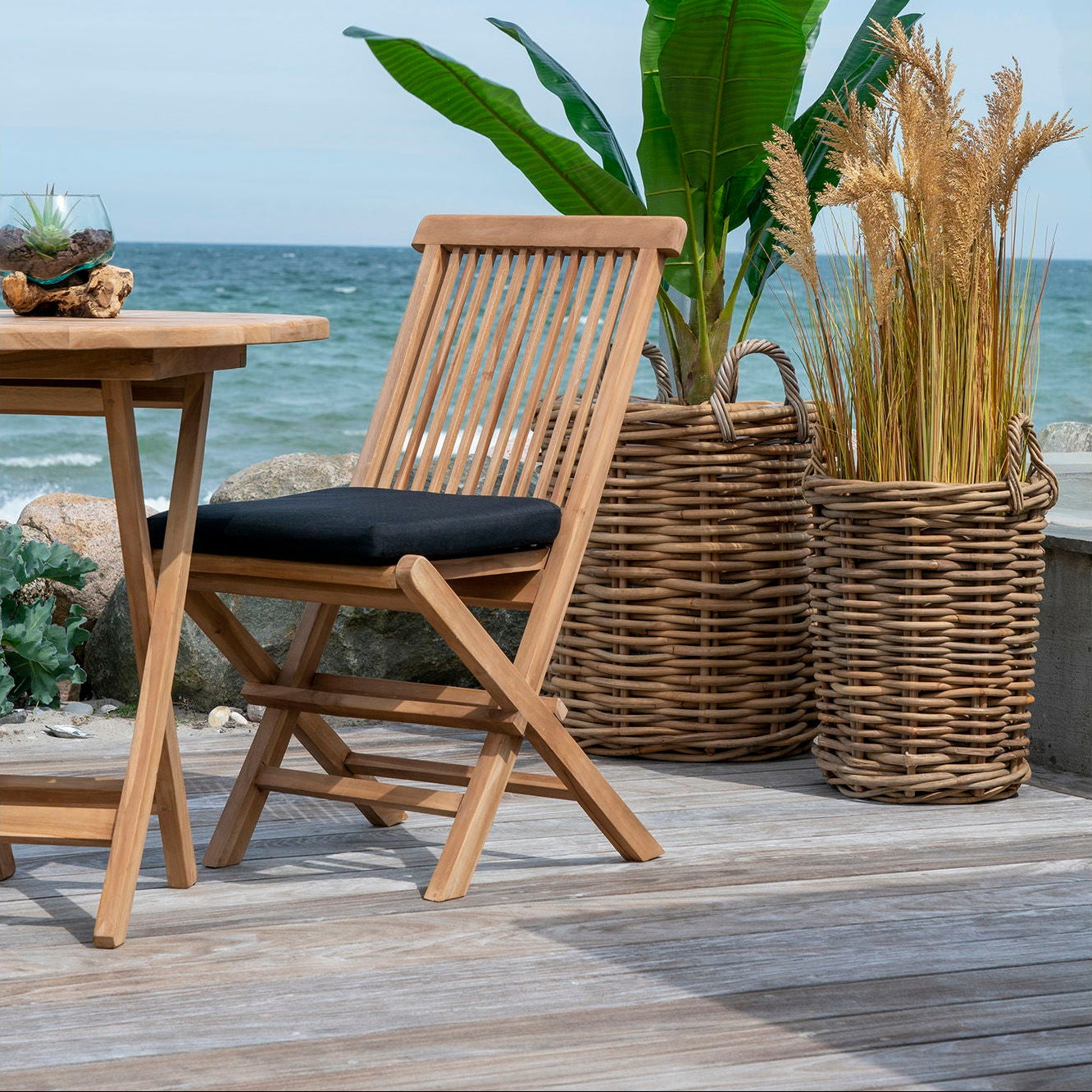 Sammenleggbar teakstol med høy rygg til spiseplass ute