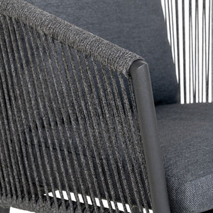 Utestol i mørk grå ramme med flettede sider til terrasse