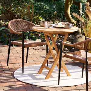 Natur og sort spisestol med flettet sete og rygg til uteplass