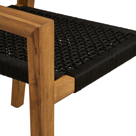 Moderne spisestol i tre og tau til spiseplass ute