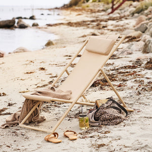 Strandstol plassert på stranden