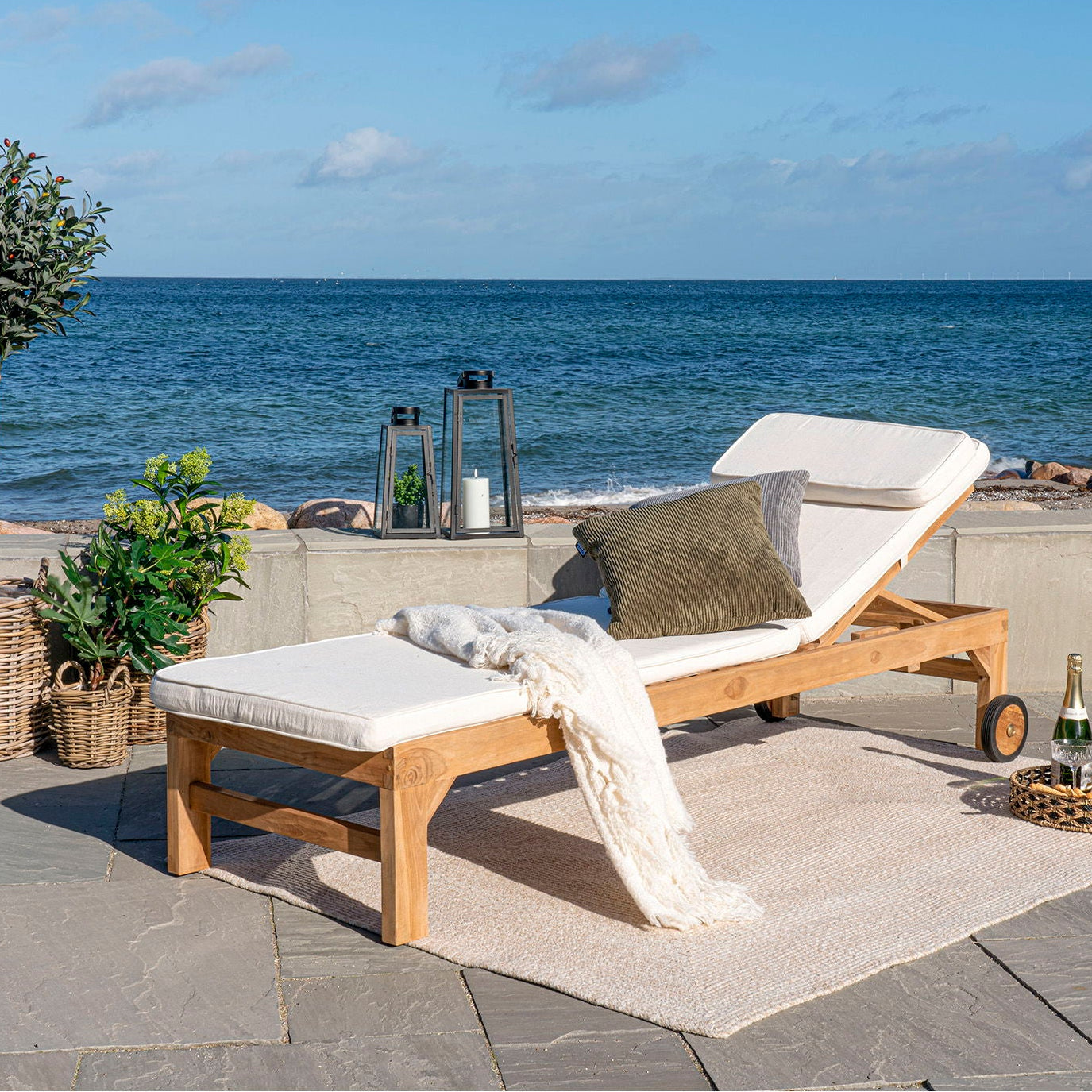 Solseng med hjul og hvit pute i teak til hage og terrasse