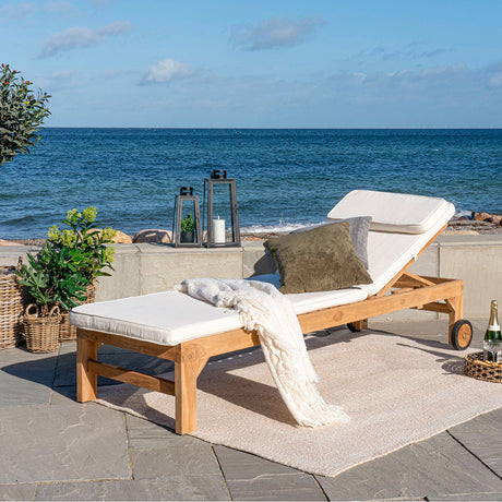 Solseng med hjul og hvit pute i teak til hage og terrasse