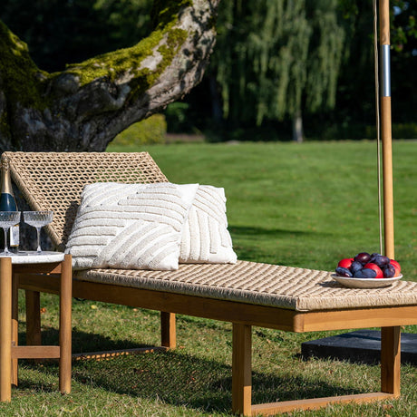 Derby sun lounger vist fra siden i naturfarget finish