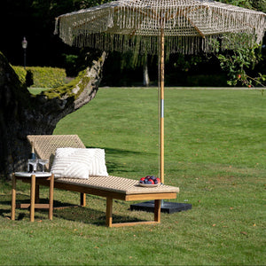 Komfortabel solseng med justerbar rygg i naturlige materialtoner