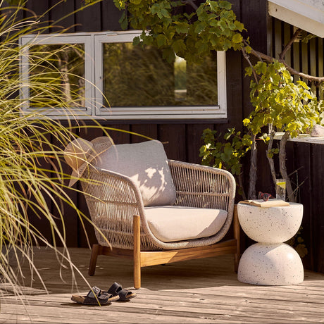 Skulpturelt sidebord i off white til terrasse og balkong