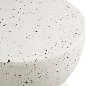 Rundt sidebord til uteplass i lys terrazzo finish