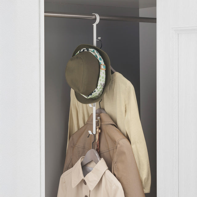 Oppbevaringskrok i hvitt metall brukt til vesker og jakker.