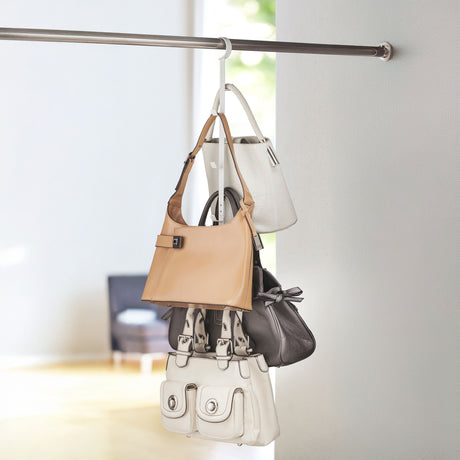 Hvit metallkrok montert på skapdør for ekstra oppbevaring.