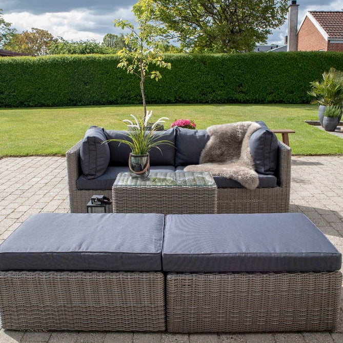 Polyrattan loungesett med puffer og bord til balkong og hage