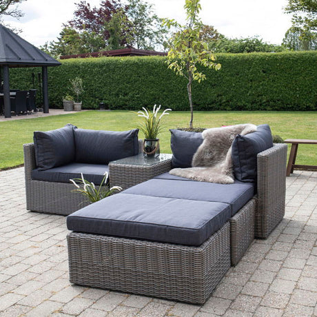 Loungesett for liten uteplass med komfortable moduler og puffer