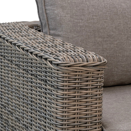 Hjørne loungesett i polyrattan med myke puter og lav sittehøyde