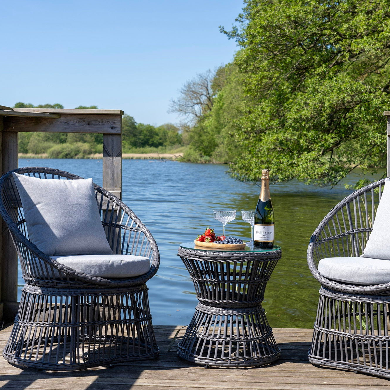 Loungesett i grå rattanlook med sidebord til liten uteplass