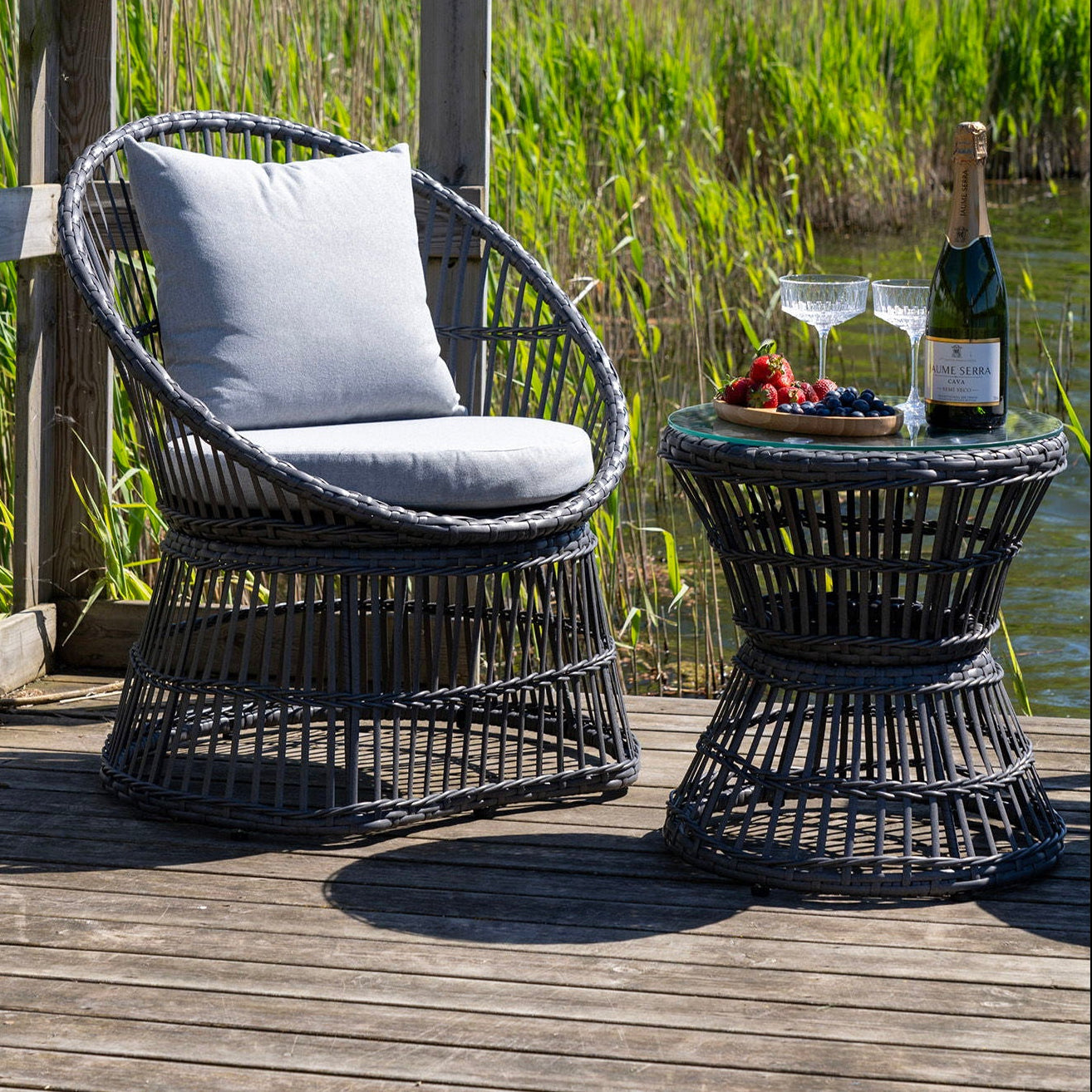 Loungesett i polyrattan for små uteplasser med komfortable puter