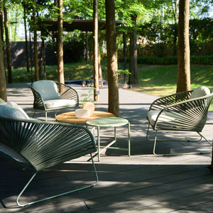 Novella loungegruppe vist med sofa og lenestoler i moderne uterom