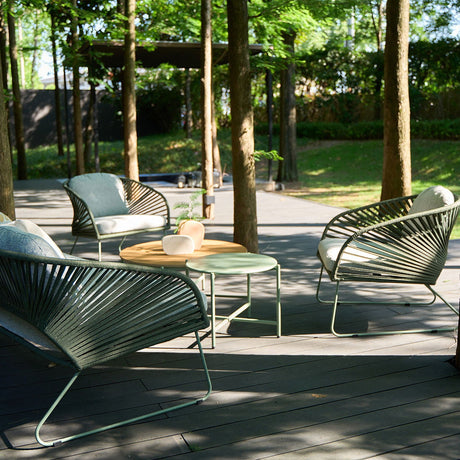 Novella loungegruppe vist med sofa og lenestoler i moderne uterom